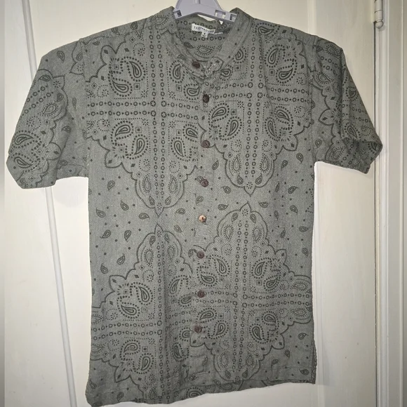 Earthbound Trading Company Mens Button Down Bandana Print Shirt Size Medium - Picture 2 of 6